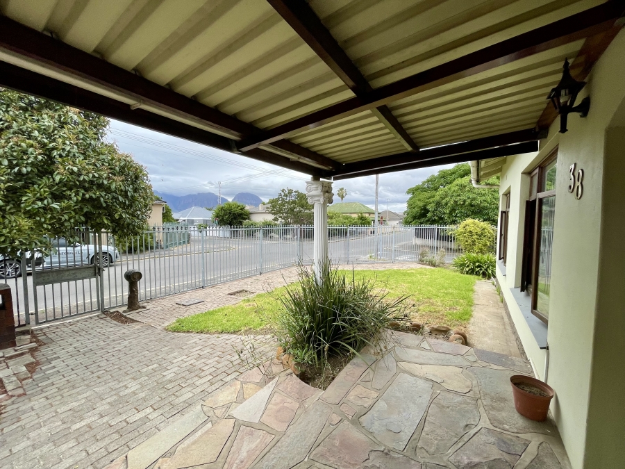 4 Bedroom Property for Sale in Lemoenkloof Western Cape